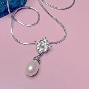 💛 Vintage White Gold Plated Rhinestone & Drop Pearl Necklace